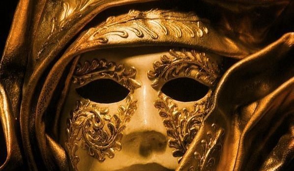 Lo spettacolo siamo noi: dal rito sacro alla manipolazione quotidiana
